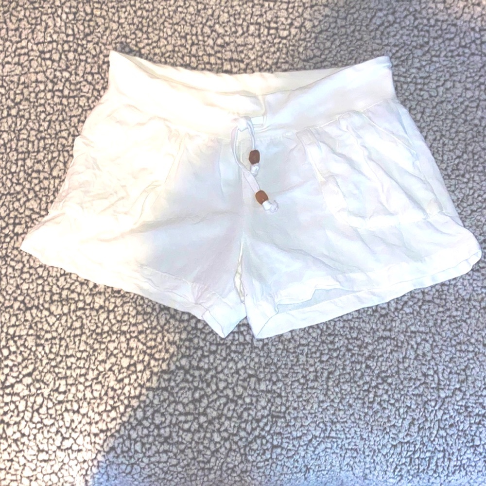 White pocketed shorts , 🏝️ Beach wear, large. Like new.